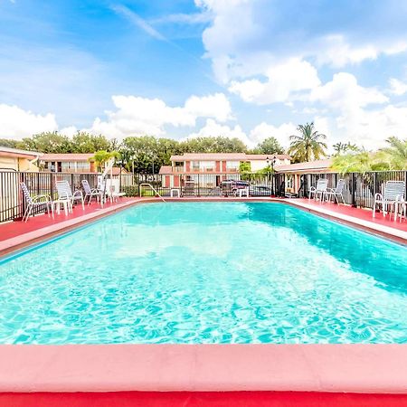 Econo Lodge Inn & Suites Florida City Buitenkant foto